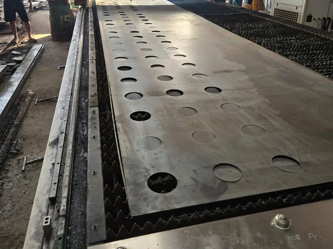 Plat besi berlubang hasil potong CNC di meja kerja Rajabesi, order 108 pcs