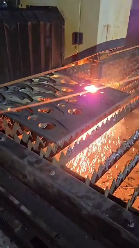 Kepala laser memotong plat besi berlubang dengan percikan api