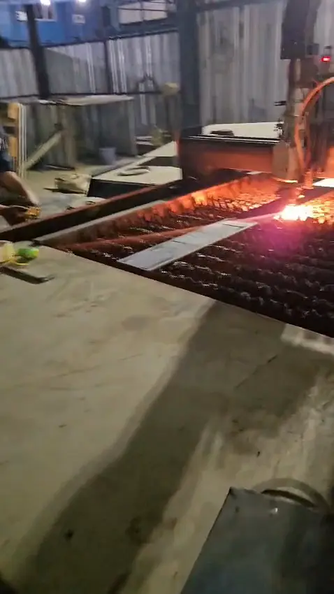 Operator di meja potong