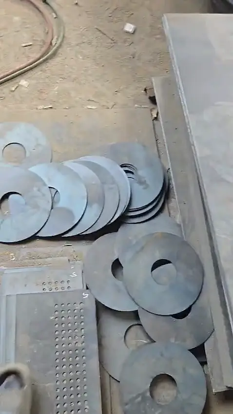 Ring plat besi berlubang tengah hasil potong