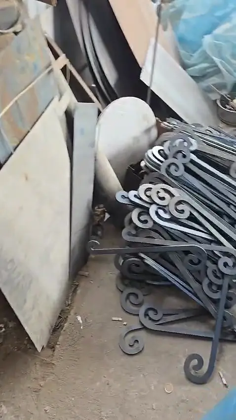 Tumpukan ornamen sulur dari plat besi hitam