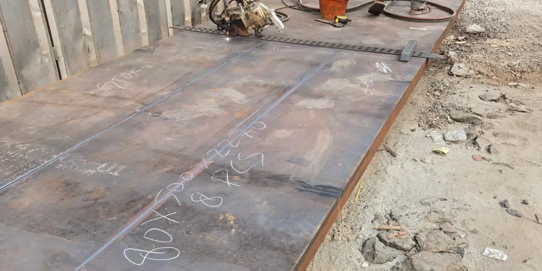 Mesin potong gas di atas rel memotong plat 80 mm bertanda kapur 80x500x2270 8 pcs